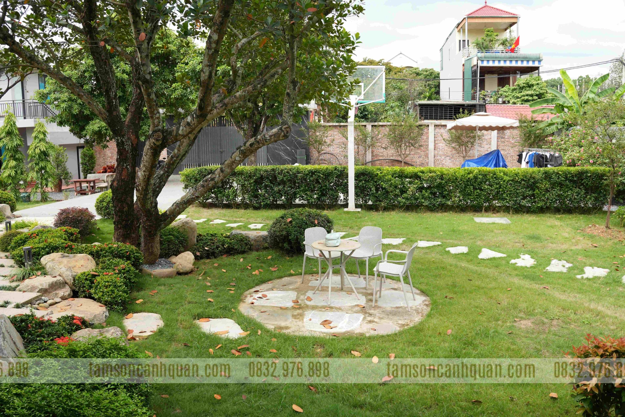 thi công đá bước dạo trên cỏ